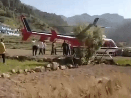 उत्तराखंड में बिजली के तारों में फंसा हेलिकॉप्टर:खेतों में कराई गई इमरजेंसी लैंडिंग, बद्रीनाथ से 6 यात्रियों को लेकर देहरादून जा रहा था