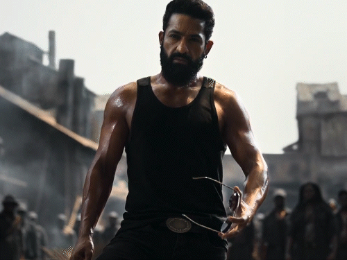 जन्मदिन पर जूनियर NTR की फिल्म ड्रैगन का टीजर रिलीज:खतरनाक किलर के लुक में में दिखे एक्टर; घर के बाहर जमा हुए हजारों फैंस | ACTPnews