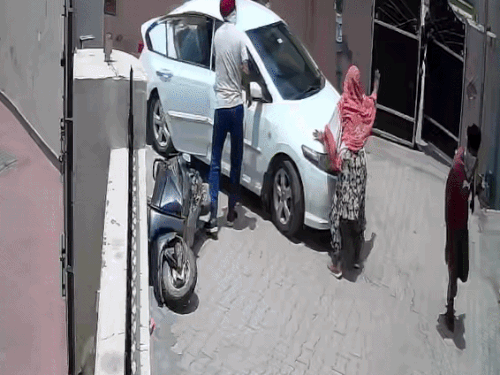 मोहाली में दिनदहाड़े बच्ची की किडनैपिंग का VIDEO:किडनैपरों ने घर के बाहर से छीना; पोती को छुड़ाने चलती कार पर लटक गए दादा-दादी | ACTPnews