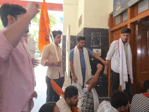 बीएचयू में ‘ब्राह्मणवादी पितृसत्ता’ प्रश्न पर विवाद:एबीवीपी छात्रों ने इतिहास विभाग के बाहर किया विरोध, कमेटी गठित पर जांच करने की उठाई मांग | ACTPnews