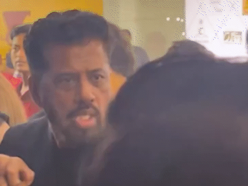 गोविंदा के बाउंसर पर पैपराजी को धक्का देने का आरोप:इवेंट में हुई बहस; एक्टर ने खुद मामला शांत कराया, देखें वीडियो | ACTPnews