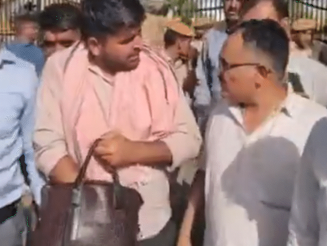 विधायक रविंद्र भाटी ने खुद पर पेट्रोल छिड़का:बैग में रखकर साथ लाए थे बोतल; 5 घंटे प्रशासन से चली वार्ता नहीं बनी सहमति | ACTPnews