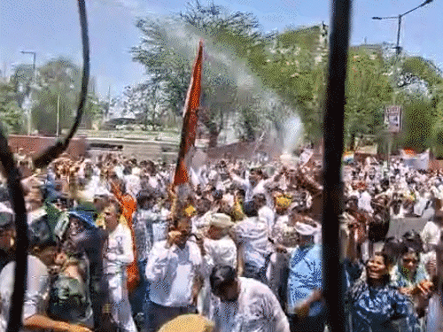 पूर्व विधायक के पुलिस ने धक्के मारे,खाचरियावास सड़क पर बैठे:नीट पेपर लीक को लेकर कांग्रेस का प्रदर्शन, कार्यकर्ताओं पर वाटर कैनन चलाई | ACTPnews
