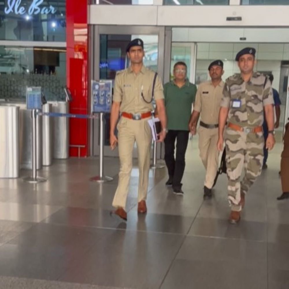देवास पटाखा फैक्ट्री ब्लास्ट केस- मुख्य आरोपी मुकेश विज गिरफ्तार:चीन से लौटते ही दिल्ली एयरपोर्ट पर पकड़ाया; हादसे में 6 लोगों की मौत हुई थी | ACTPnews