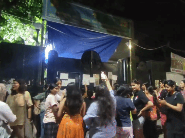 delhi university girls hostel protest midnight eviction water cut