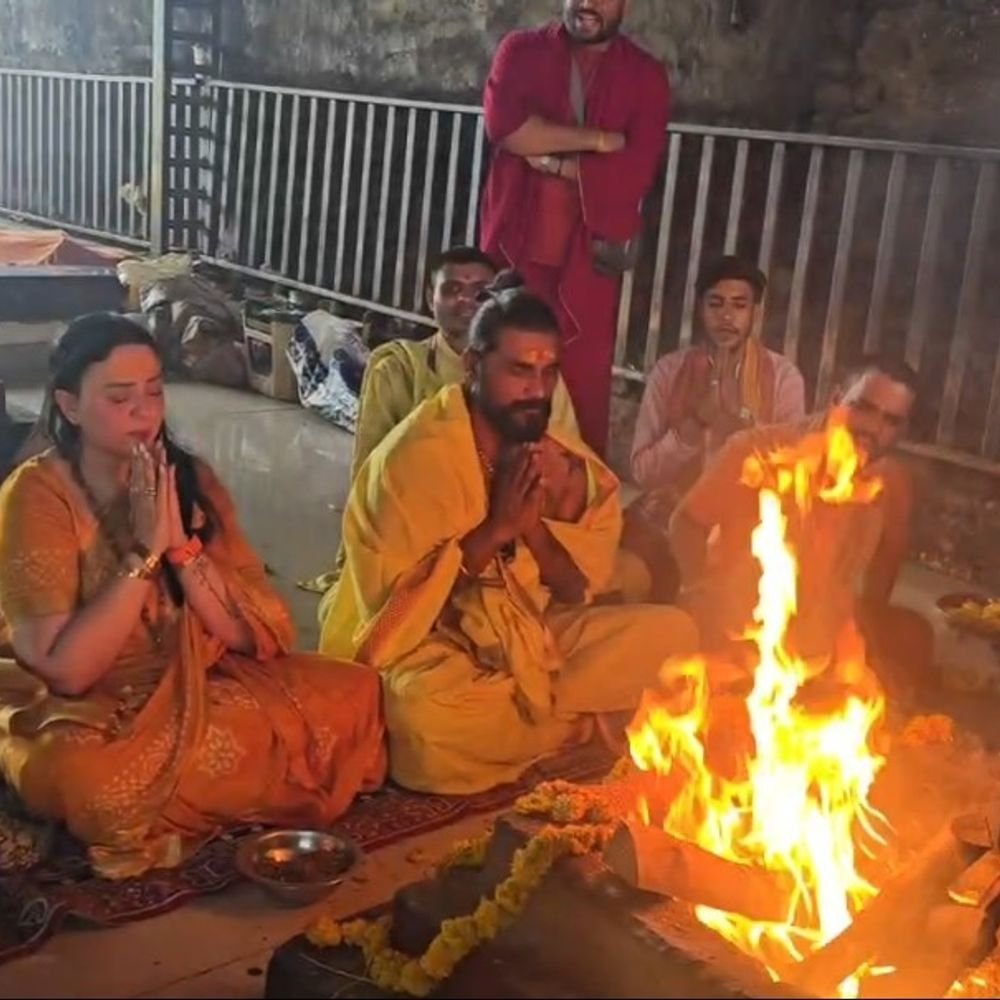 रेमो डिसूजा पत्नी के साथ नलखेड़ा पहुंचे:फिल्म डायरेक्टर ने किए मां बगलामुखी के किए दर्शन; यज्ञशाला में सपत्नीक हवन किया | ACTPnews