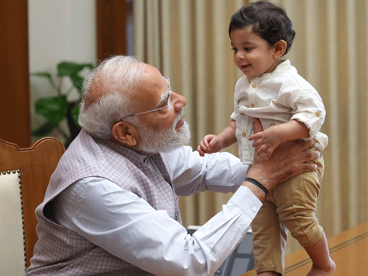 पीएम मोदी ने केंद्रीय मंत्री राम मोहन नायडू के परिवार संग मुलाकात की तस्वीरें रविवार को अपने इंस्टाग्राम अकाउंट पर शेयर कीं। - Dainik Bhaskar