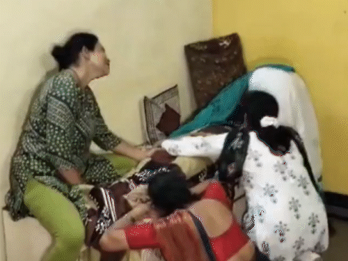 कर्नाटक के कलबुर्गी में NEET छात्रा के शव के पास परिजन रोते-बिलखते दिखे। - Dainik Bhaskar