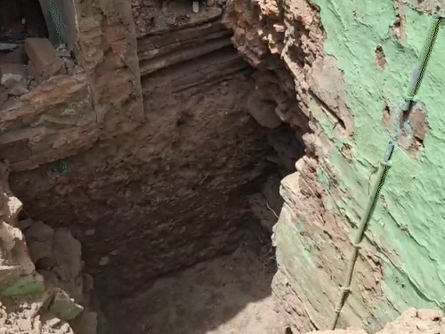 मकान निर्माण के दौरान मजदूरों को खुदाई में पीतल का पॉट मिला।