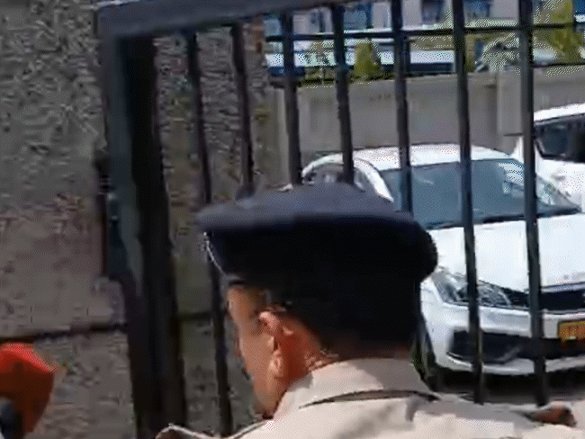 कटारा हिल्स टीआई सुनील दुबे रविवार को मीडिया के सवालों से भागते नजर आए।