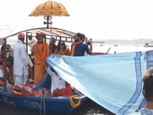 काशी में मां गंगा को 25500 फीट की चुनरी चढ़ाई:501 लीटर से दुग्धाभिषेक; गंगा दशहरा में अभी तक 1 लाख ने लगाई डुबकी | ACTPnews