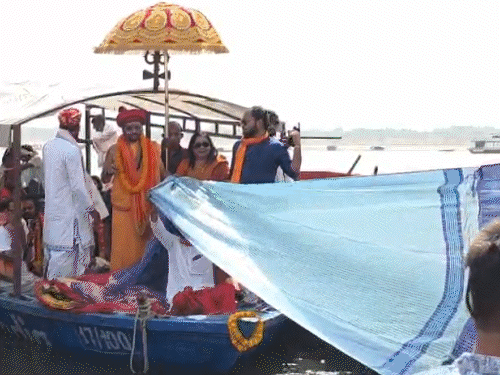 काशी में मां गंगा को 25500 फीट की चुनरी चढ़ाई:501 लीटर से दुग्धाभिषेक; गंगा दशहरा में अभी तक 1 लाख ने लगाई डुबकी