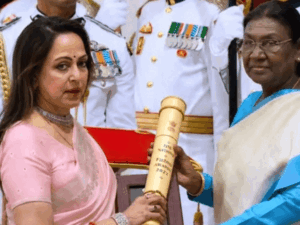 धर्मेंद्र वहां मौजूद थे, हाथ थामे हुए थे:पद्म पुरस्कार लेकर हेमा मालिनी हुईं भावुक, कहा- बहुत ख्याल रखने वाले पति थे, यादों से आंखें नम हो गईं | ACTPnews