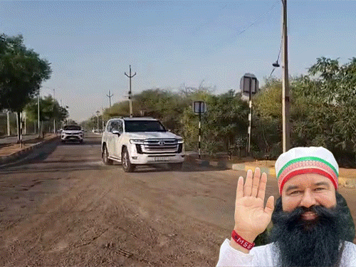 राम रहीम फिर जेल से बाहर आया:9 साल में 16वीं बार पैरोल; रोहतक जेल से 8 लग्जरी गाड़ियां लेकर निकलीं, सिरसा डेरे पहुंचा