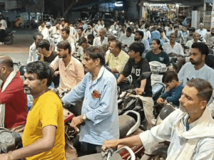 नर्मदापुरम के पेट्रोल पंपों पर गाड़ियों की भीड़:3 पंप ड्राय, एक पर सादा पेट्रोल खत्म; खाद्य एवं आपूर्ति अधिकारी बोलीं- कोई किल्लत नहीं | ACTPnews