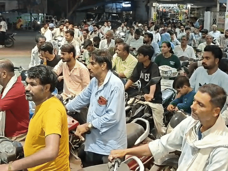नर्मदापुरम के पेट्रोल पंपों पर गाड़ियों की भीड़:3 पंप ड्राय, एक पर सादा पेट्रोल खत्म; खाद्य एवं आपूर्ति अधिकारी बोलीं- कोई किल्लत नहीं