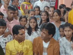 गुल्लक के पैसे भेजने वाले बच्चों से मिले राजपाल यादव:गिफ्ट लेने से मना किया; शाहजहांपुर में बोले- इनका प्यार मेरे लिए अनमोल | ACTPnews