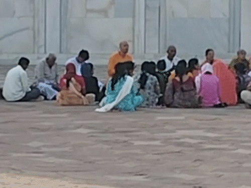ताजमहल पर गूंजा हरे कृष्णा-हरे राम, VIDEO:30 से 35 लोग मुख्य मकबरे के पास बैठे, ASI ने कहा- CISF से मांगी रिपोर्ट