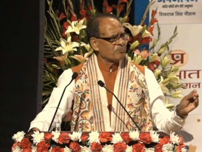 केंद्रीय मंत्री शिवराज सिंह ने अपनी किताब में कई रोचक किस्से बताए हैं। - Dainik Bhaskar