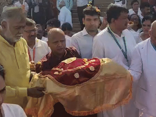 मंगोलिया भेजे गए बुद्ध के शिष्यों के अस्थि कलश:सांची में दिया गया गार्ड ऑफ ऑनर', भोपाल एयरपोर्ट से होगी विदाई; 24 घंटे सशस्त्र सुरक्षा घेरा