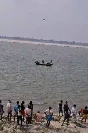 हादसे के बाद नदी में डूबे लोगों को तलाशते गोताखोर।