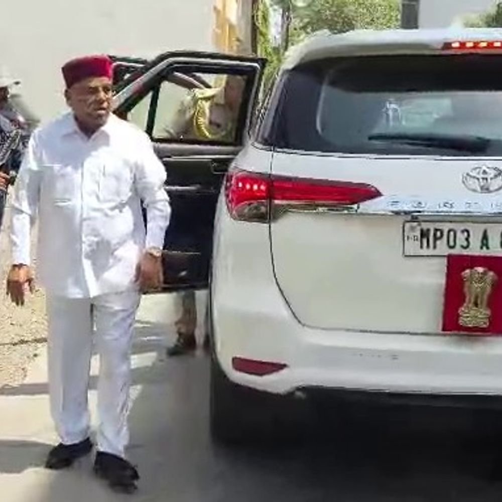 पत्नी की तबीयत बिगड़ने पर नागदा पहुंचे कर्नाटक के राज्यपाल:गहलोत मुंबई से सीधे नागदा आए, पत्नी का डॉक्टरों की निगरानी में घर पर ही चल रहा इलाज