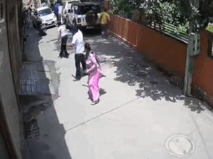 रिटायर्ड पुलिस अफसर और AAP नेता में फायरिंग,VIDEO:अमृतसर में दोनों तरफ से गोलियां चलीं, हाथापाई में पगड़ी उतरी, तलवारें लहराईं | ACTPnews