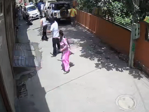 रिटायर्ड पुलिस अफसर और AAP नेता में फायरिंग,VIDEO:अमृतसर में दोनों तरफ से गोलियां चलीं, हाथापाई में पगड़ी उतरी, तलवारें लहराईं | ACTPnews