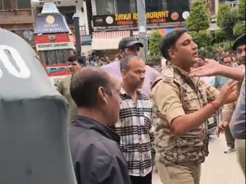 हिमाचल में राजस्थान के टूरिस्ट का ₹7500 का चालान:चलती गाड़ी की छत्त पर कर रहे थे स्टंटबाजी, मनाली पुलिस से की बहसबाजी