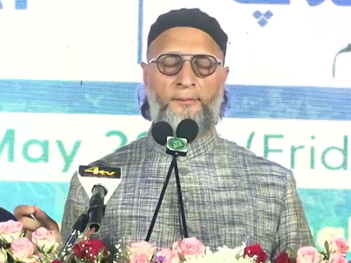 AIMIM प्रमुख असदुद्दीन ओवैसी शुक्रवार को हैदराबाद में आयोजित ईद मिलाप कार्यक्रम में शामिल हुए थे। - Dainik Bhaskar