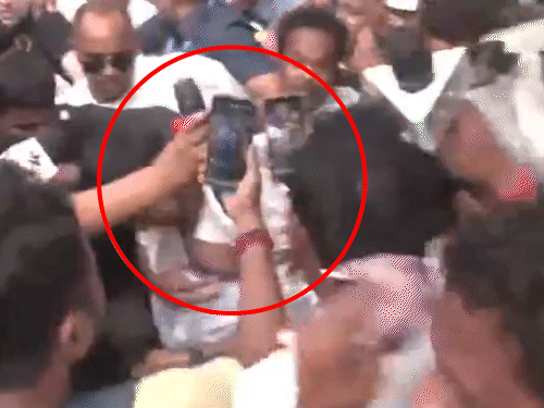 सोनारपुर में टीएमसी कार्यकर्ताओं से मिलने पहुंचे अभिषेक बनर्जी पर हमला हुआ। - Dainik Bhaskar