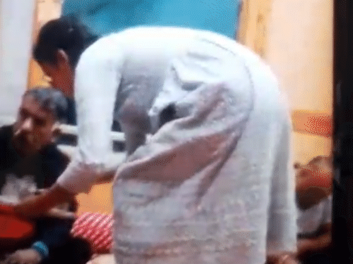 हिमाचल में दलित के घर डिनर पर विवाद:पंचायत चुनाव में गरमाया छुआछूत का मामला; बहिष्कार की चेतावनी, सिंघा बोले-मनुवादी सोच वालों से लड़ाई लड़ेंगे