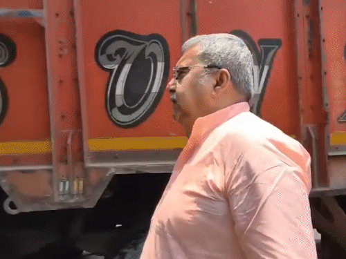 सांसद कल्याण बनर्जी हुगली के चंडीतला पुलिस स्टेशन में ज्ञापन सौंपने गए थे। उनका दावा है कि भाजपा कार्यकर्ताओं ने मारपीट की। - Dainik Bhaskar