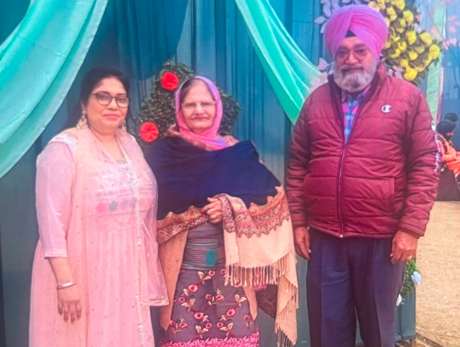 बेटी ज्योति के साथ मां हरमीत कौर और पिता कुलदीप सिंह। (फाइल फोटो)
