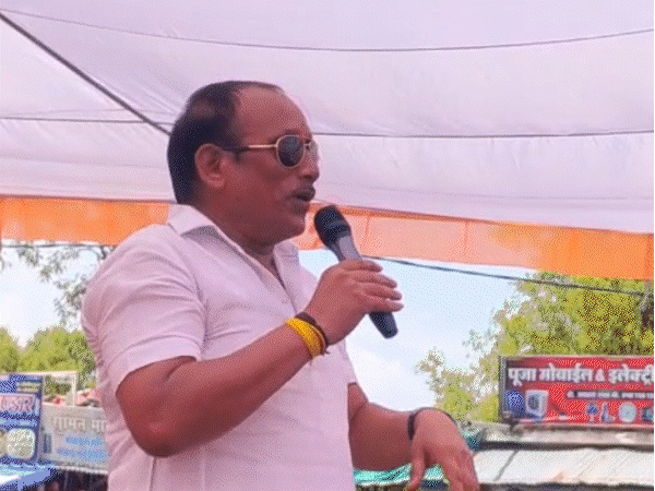 विधायक ने 13 गुर्जरों के हत्यारे डकैत को बताया दोस्त:लाइन में खड़ाकर गोलियों से भूना था; फूल चढ़ाकर प्रीतम लोधी बोले-हम सुख-दुख के साथी थे