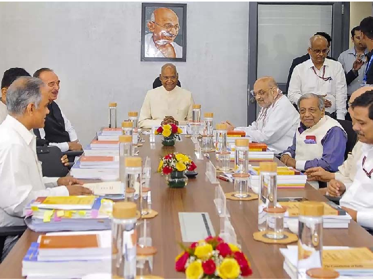 तस्वीर 23 सितंबर की है, जब दिल्ली के जोधपुर ऑफिसर्स हॉस्टल में वन नेशन-वन इलेक्शन के लिए बनाई कमेटी की बैठक हुई थी। - Dainik Bhaskar