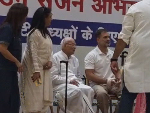 जिला अध्यक्षों के परिवारों के साथ राहुल गांधी का फोटो सेशन।