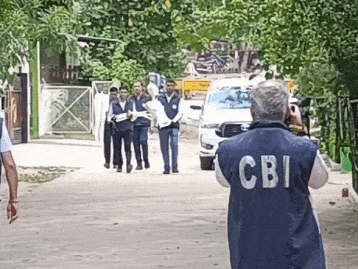 CBI की टीम सोमवार (1 जून) को गिरिबाला सिंह के घर डमी लेकर पहुंची।