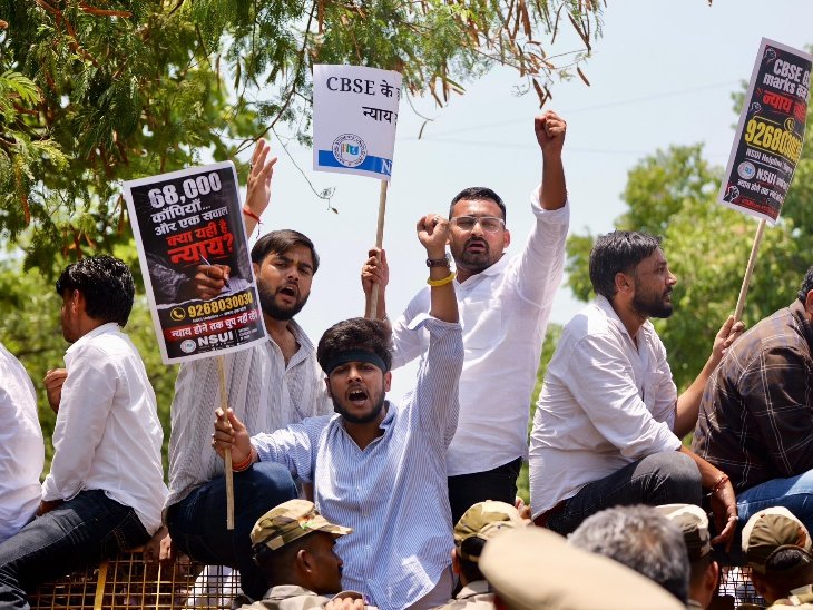 CBSE की ओएसएम प्रोसेस में गलतियों को लेकर NSUI ने 1 जून को दिल्ली में बोर्ड ऑफिस के बाहर प्रदर्शन किया। - Dainik Bhaskar