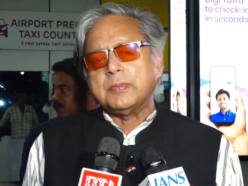 शशि थरूर ने सोमवार को वंदे मातरम के 6 छंदों को गाने और बजाने पर सवाल उठाया। - Dainik Bhaskar