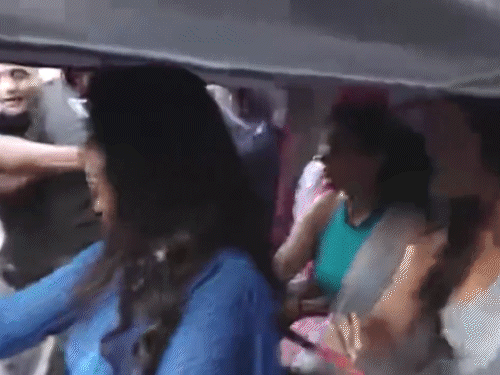 सीएम फडणवीस की पत्नी ने ई-रिक्शा चलाया, VIDEO:एक्ट्रेस भूमि पेडनेकर पैसेंजर बनीं, पिंक ई-रिक्शा पहल की शुरुआत हुई