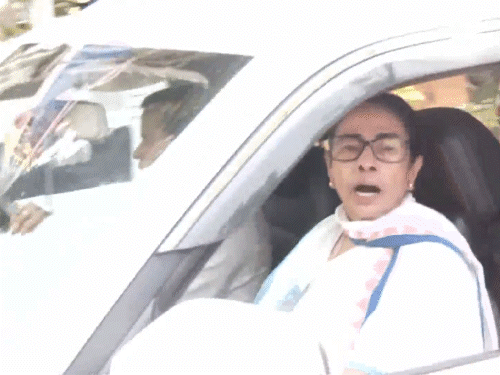 ममता के धरना स्थल पर पहुंचने से पहले रानी राशमोनी एवेन्यू पर बड़ी संख्या में पुलिस तैनात है। - Dainik Bhaskar