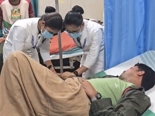 नसबंदी के बाद नर्स पूर्व नक्सली का केयर करते हुए।