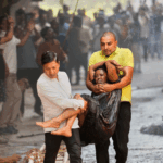 दिल्ली में होटल में आग; PHOTOS:नीचे लपटें, जान बचाने छज्जे पर पहुंचे; एंबुलेंस लेट, स्थानीय टांगकर बाहर लाए | ACTPnews