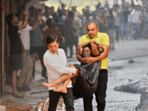 दिल्ली में होटल में आग; PHOTOS:नीचे लपटें, जान बचाने छज्जे पर पहुंचे; एंबुलेंस लेट, स्थानीय टांगकर बाहर लाए | ACTPnews
