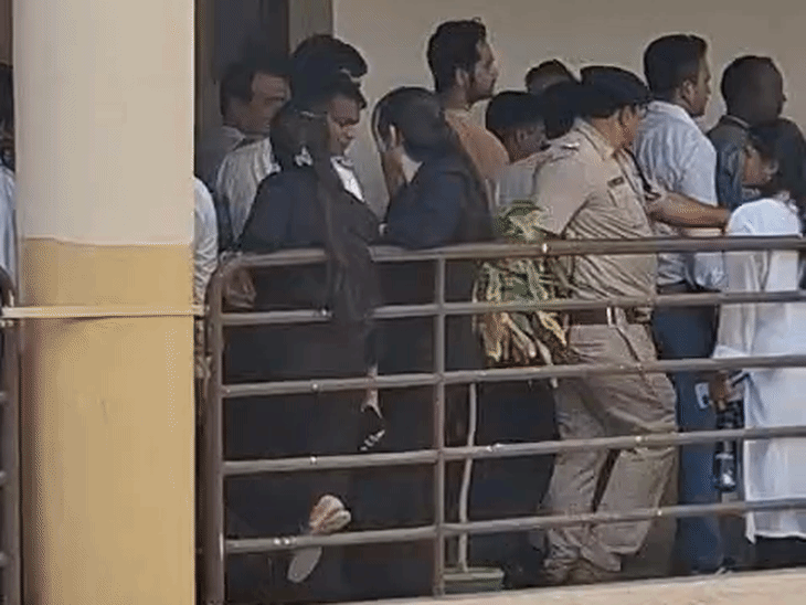 मंगलवार को पुलिस टीम गिरिबाला सिंह और समर्थ को कोर्ट से सेंट्रल जेल ले गई।