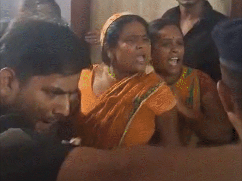 बिहार के मुजफ्फरपुर में हॉस्पिटल में आग, 5 की मौत:कुछ मरीजों के गायब होने पर लोगों का हंगामा; पुलिस बोली- दूसरे अस्पताल में हैं
