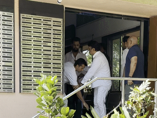 वरुण धवन ने पैर छूकर गोविंदा का लिया आशीर्वाद:गले भी लगे, डेविड धवन को भी संभालते दिखे; देखें वीडियो