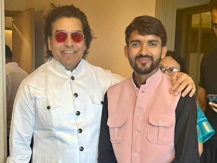 आशुतोष राणा के साथ नीतेश व्यास। वह देश में अलग-अलग मंचों पर कविता का पाठ करते रहे।