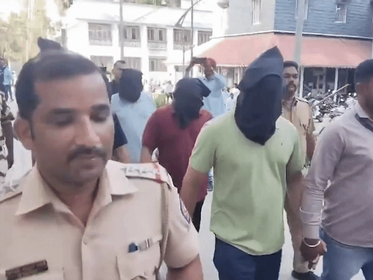 यह तस्वीर अप्रैल की है जब पुलिस ने पीड़ित की शिकायत के बाद आरोपियों को अरेस्ट किया था। - Dainik Bhaskar